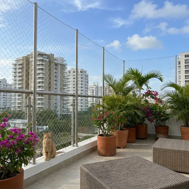 Malla instalada en terraza de apartamento